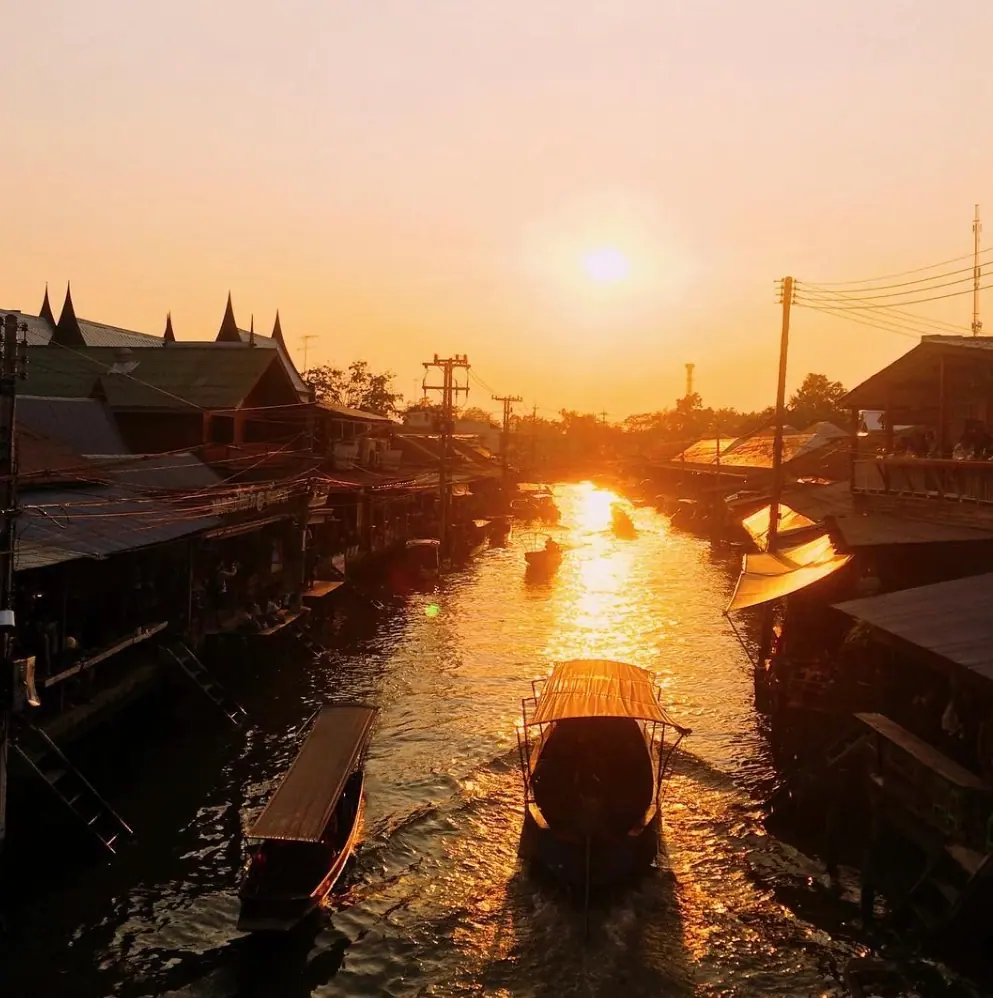 Sonnenuntergang über einem schwimmenden Markt, Boote auf dem goldenen Kanal