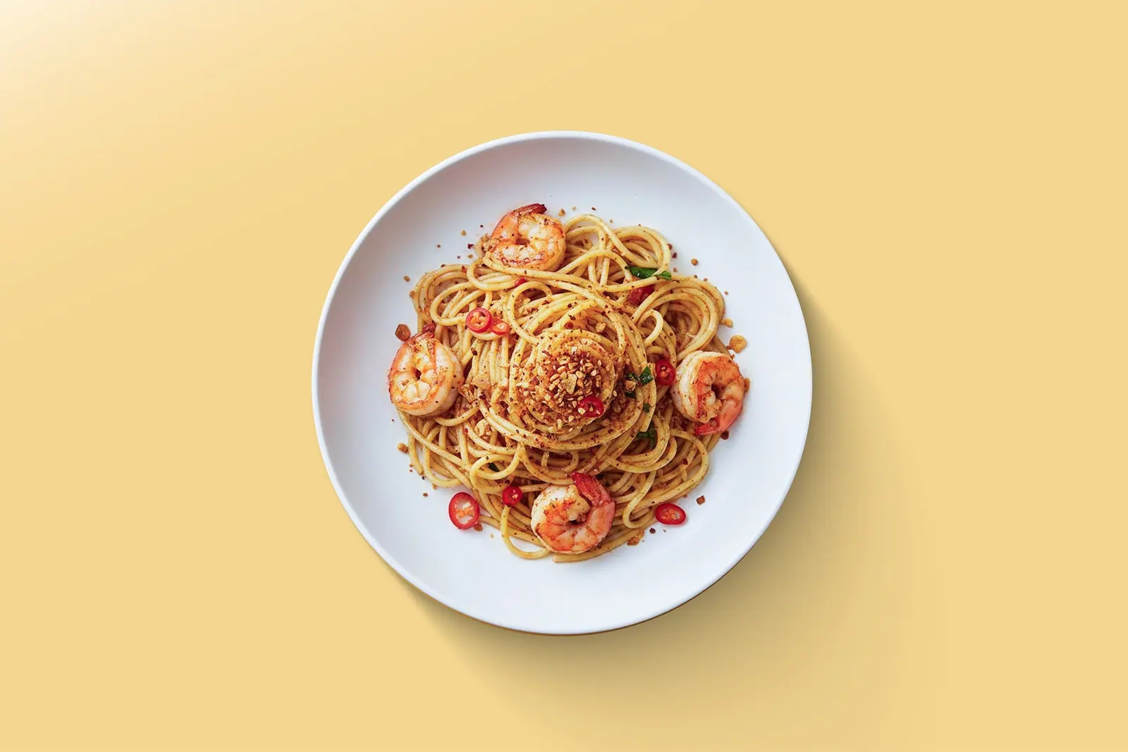 Spaghetti mit Crevetten und Chili auf einem weissen Teller