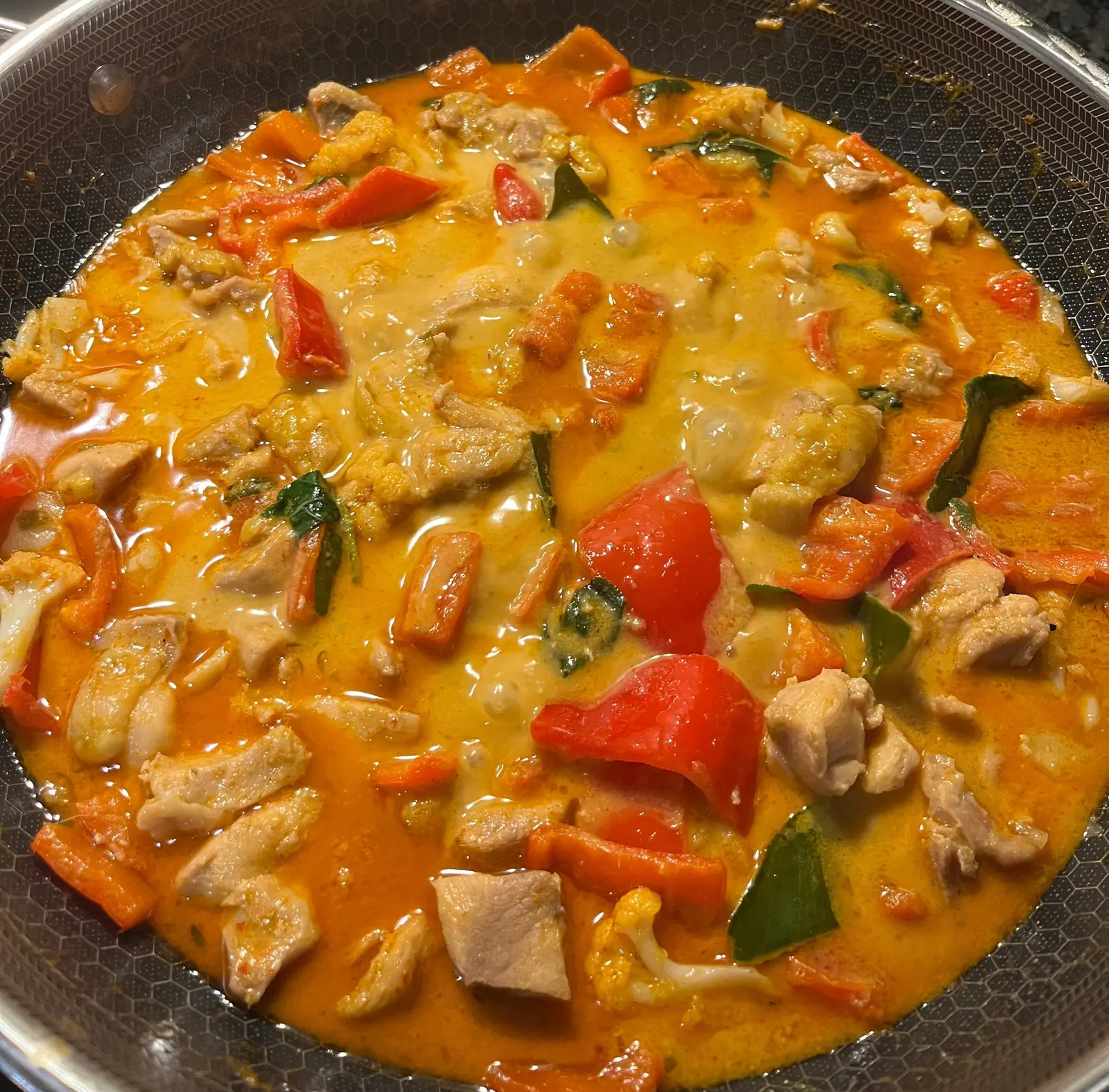 Thai Curry in einer Pfanne, von oben